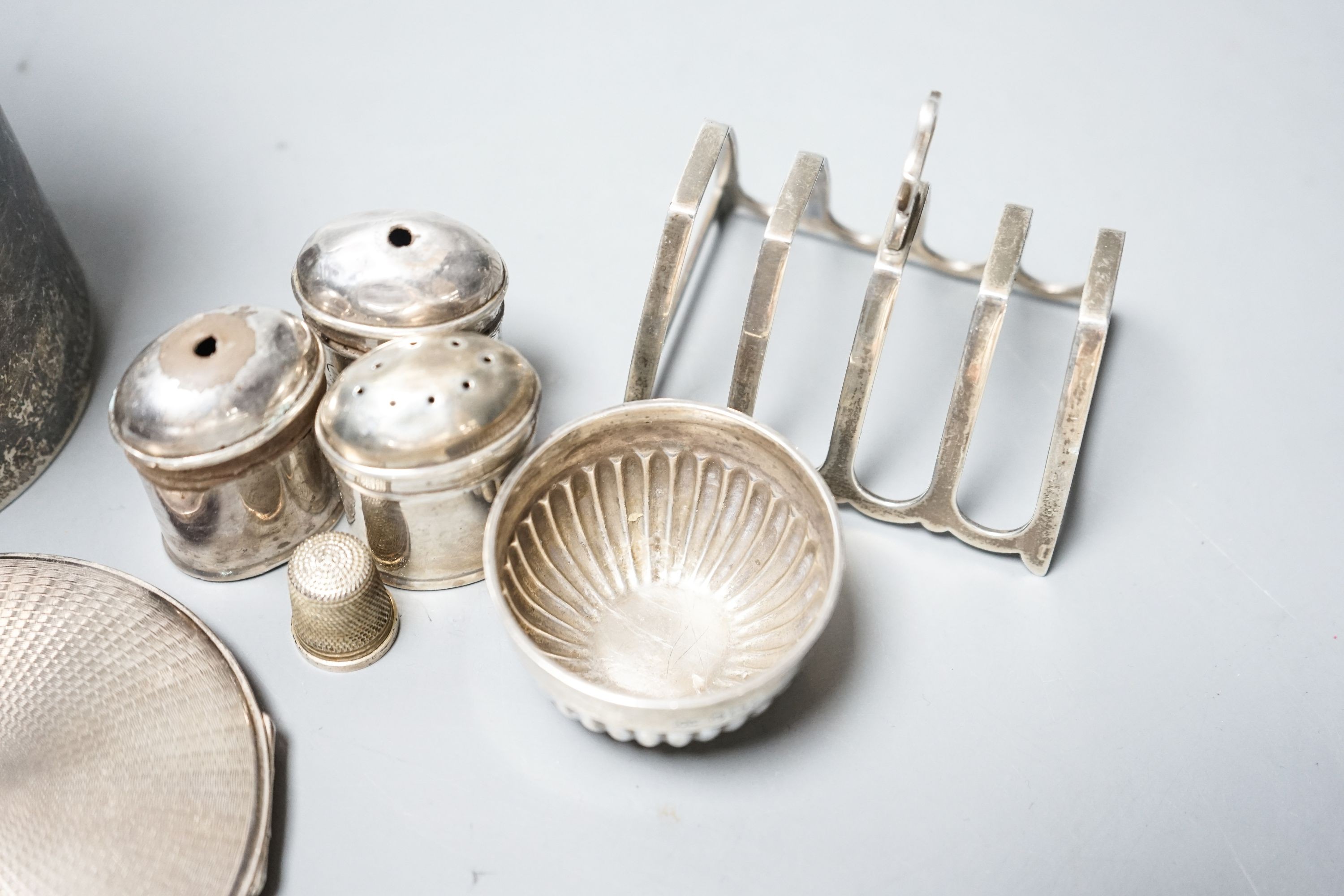 An Edwardian silver mug, by Walker & Hall, Sheffield, 1901, 12.4 cm, a silver toastrack, silver compact, four silver condiments(a.f.), a silver bowl and silver thimble